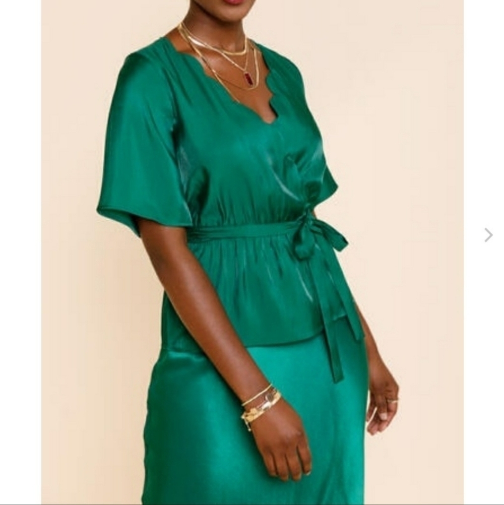 Trixxi green deep v-neck scalloped top